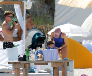 Ale mu Wesoło! Kuba Wesołowski z rodziną na plaży