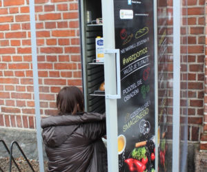 Kętrzyn: Lodówka społeczna już działa. Ma służyć osobom potrzebującym [ZDJĘCIA]