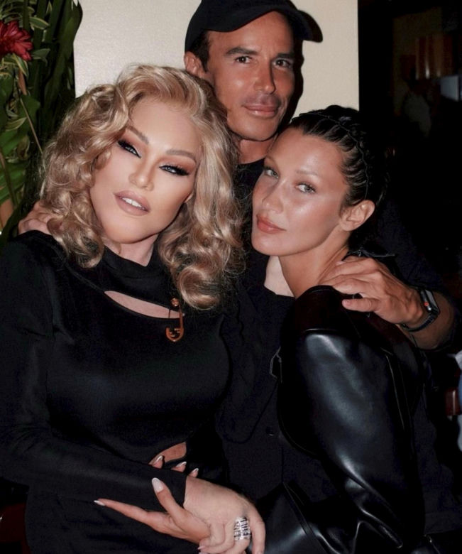 Kobieta kot szokuje na Instagramie! Jocelyn Wildestein zrobiła retusz wszech czasów 