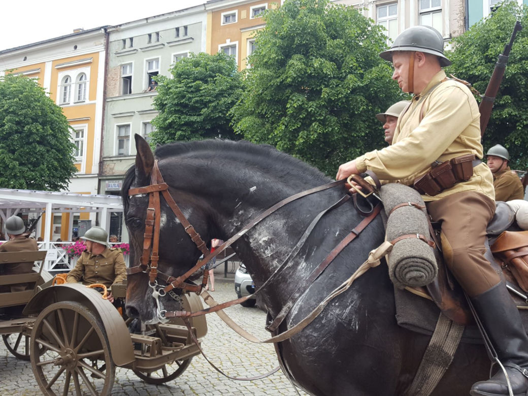 Przybyli ułani... świętować na Rynku w Lesznie