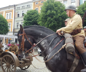 Przybyli ułani... świętować na Rynku w Lesznie