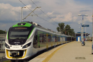 Bilet wycieczkowy na majówkę 2022 - sprawdźcie, co szykują Koleje Mazowieckie