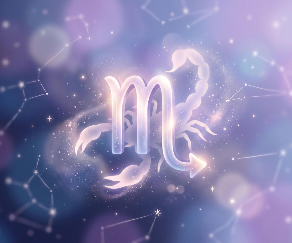 Świecący symbol zodiakalnego Skorpiona na tle gwieździstego nieba. O horoskopie dziennym przeczytasz w Eska.