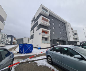 Rzeszów. Ciało 47-latki z ranami kłutymi przed blokiem! 42-latek zatrzymany po obławie