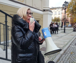 Znicze, minuta ciszy. #AniJednejWięcej w Lesznie