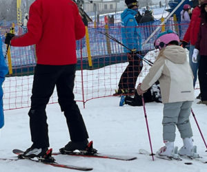 Kosiniak-Kamysz uczy dzieci szusować