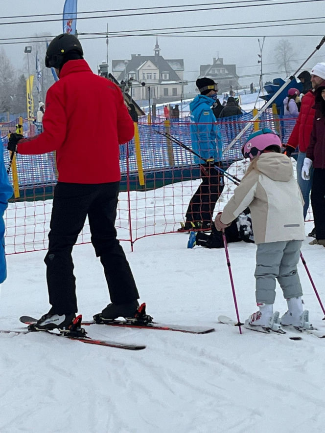 Kosiniak-Kamysz uczy dzieci szusować