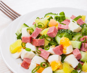 Masz to w lodówce po świętach? Zrób sałatkę, która znika szybciej niż jajka na Wielkanoc!