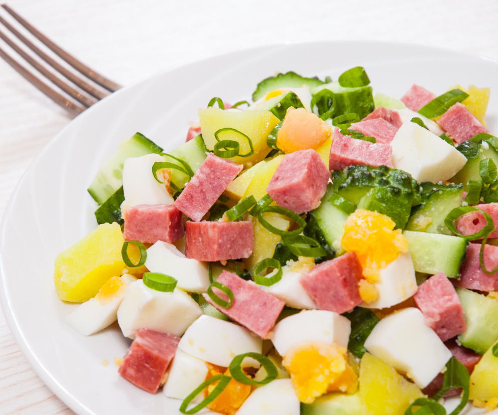 Masz to w lodówce po świętach? Zrób sałatkę, która znika szybciej niż jajka na Wielkanoc!