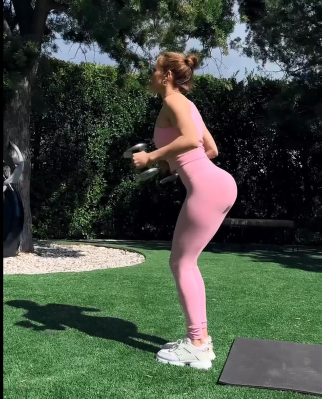 Oto sekret 56-letniej Jennifer Lopez. Ten zestaw ćwiczeń pozwala jej zachować sylwetkę bogini 