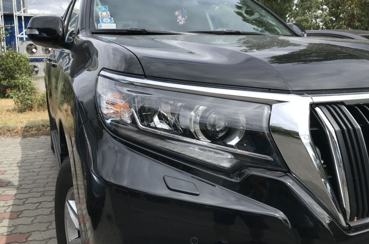 Mikołaj Roznerski jeździ Toyotą Land Cruiser