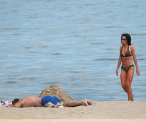Marta Kaczyńska z mężem na plaży
