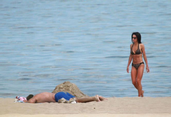 Marta Kaczyńska z mężem na plaży