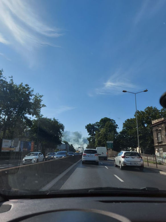 Kraków. Wielki pożar na ul. Wadowickiej! Płoną deski i styropian na dachu bloku