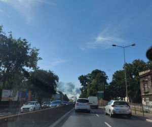 Kraków. Wielki pożar na ul. Wadowickiej! Płoną deski i styropian na dachu bloku