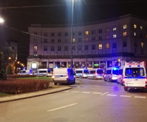 Plac Zbawiciela roi się od policji