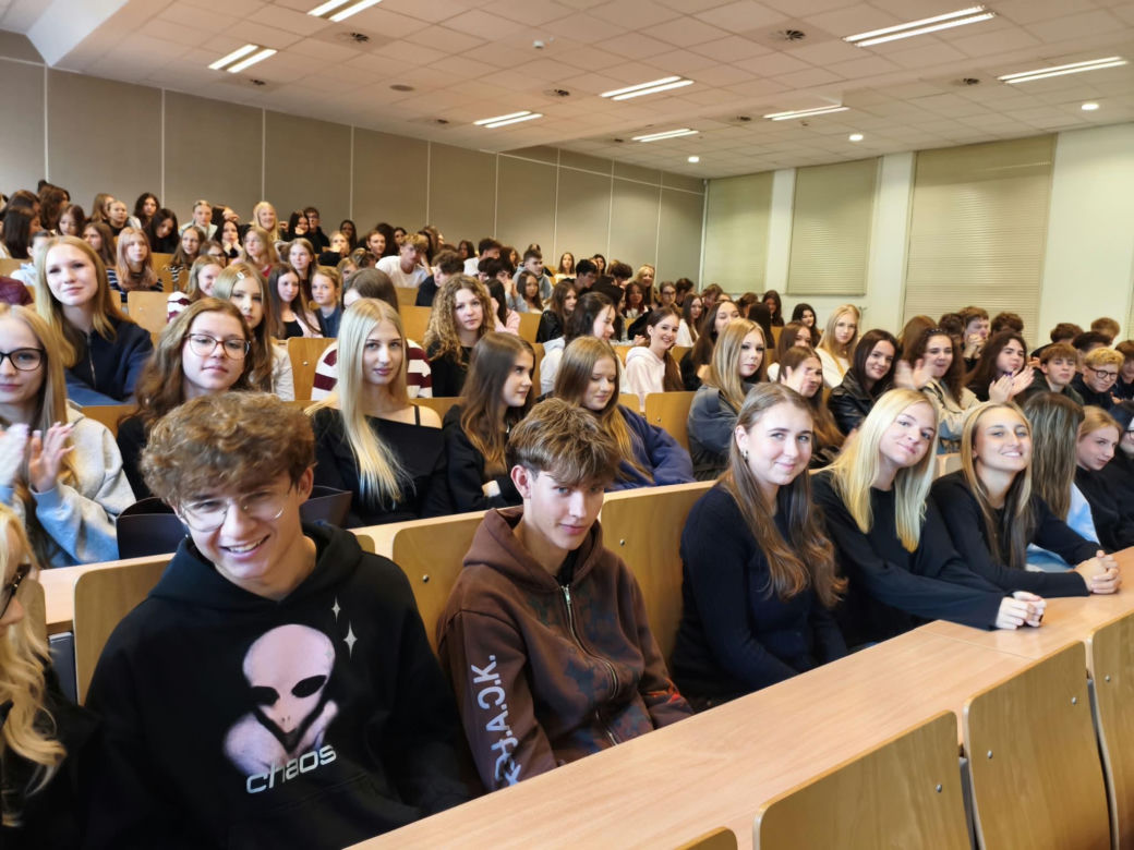Młodzi naukowcy w akcji! Uczniowie eksperymentowali w laboratoriach Collegium Medicum