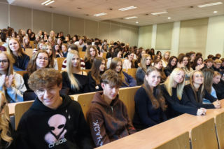 Młodzi naukowcy w akcji! Uczniowie eksperymentowali w laboratoriach Collegium Medicum