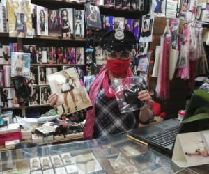 Sex shop sprzedaje maseczki ochronne