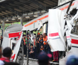 Indonezja/ Do 14 wzrosła liczba ofiar śmiertelnych kolizji pociągów, 84 osoby ranne