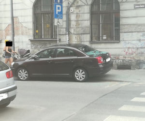 O włos od tragedii na Bydgoskim Przedmieściu w Toruniu - psiak wypadł z trzeciego piętra
