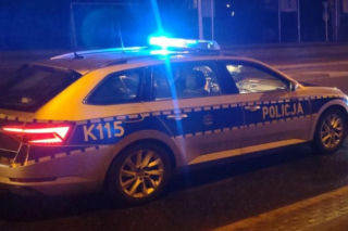 Mercedes uderzył w drzewo, pasażer nie żyje. Ujawniono informacje o kierowcy. Tragiczny wypadek w Rzeszowie