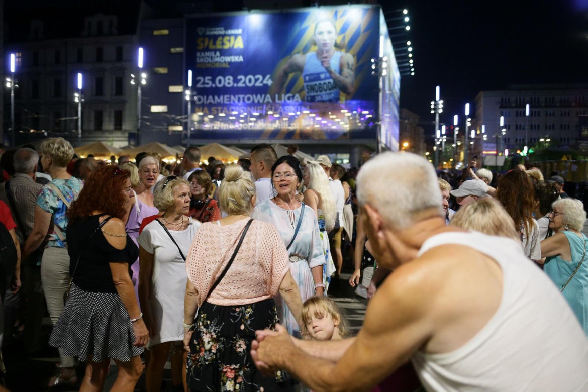 Potańcówka przed Teatrem Śląskim w Katowicach