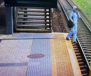 O włos od tragedii na peronie. Kobieta runęła na tory