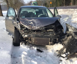 Lewonie. Volskwagen wjechał w toyotę. Dwie osoby ranne [ZDJĘCIA]