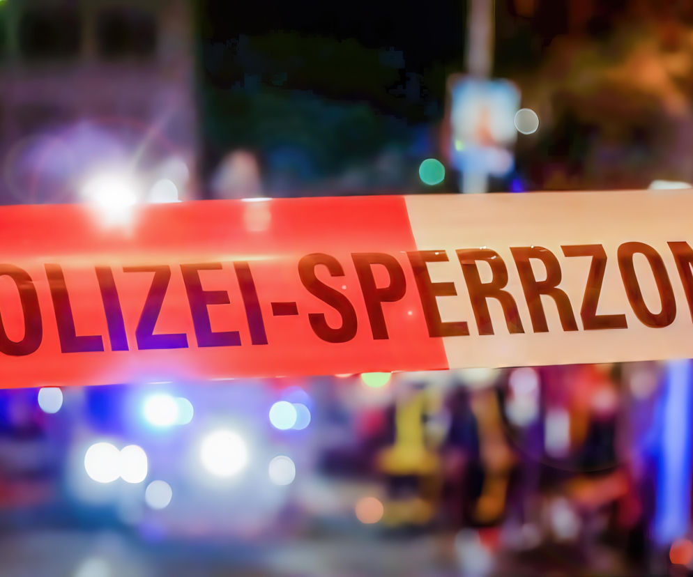 Taśma policyjna z napisem Polizei-Sperrzone na tle świateł służb. O tragedii we Frankfurcie przeczytasz na SE.
