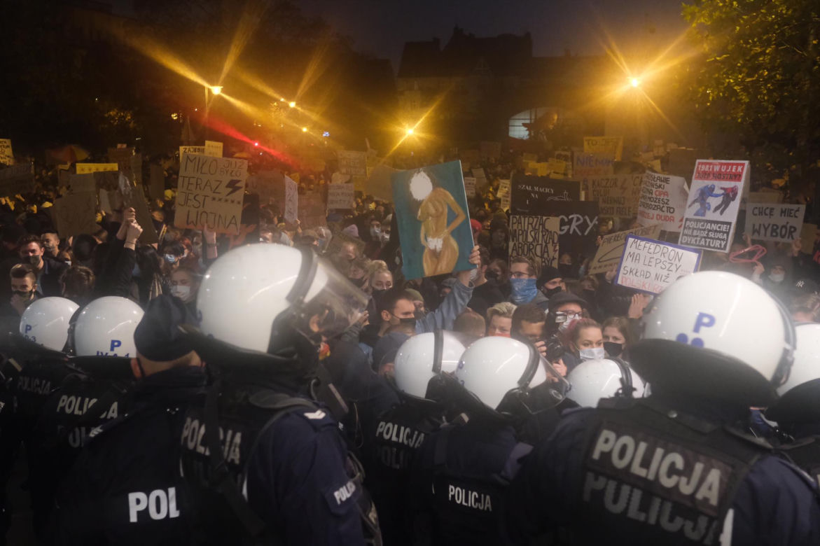 Strajk kobiet w Katowicach. Policja użyła gazu. Są zatrzymania [ZDJĘCIA]