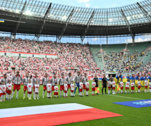  Robert Lewandowski wyprowadzany przez chorą dziewczynkę