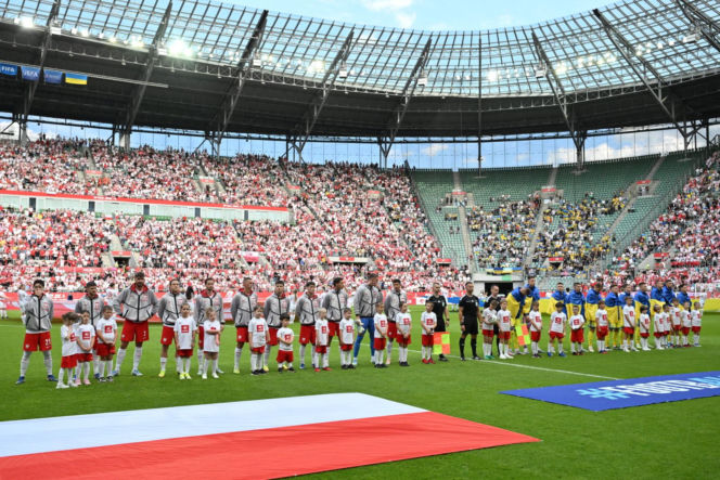  Robert Lewandowski wyprowadzany przez chorą dziewczynkę
