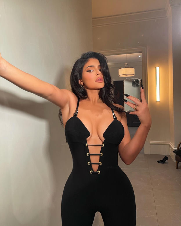 Żałuje że powiekszyła piersi! Szokujące wyznanie Kylie Jenner