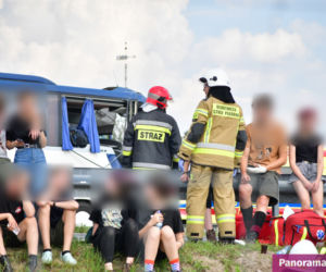 Wypadek autokaru z dziećmi na A1