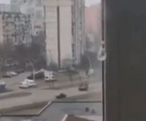 Ukraina. Rosyjskie pojazdy pancerne zmiażdżyły cywilny samochód. Kierowca ocalał! 