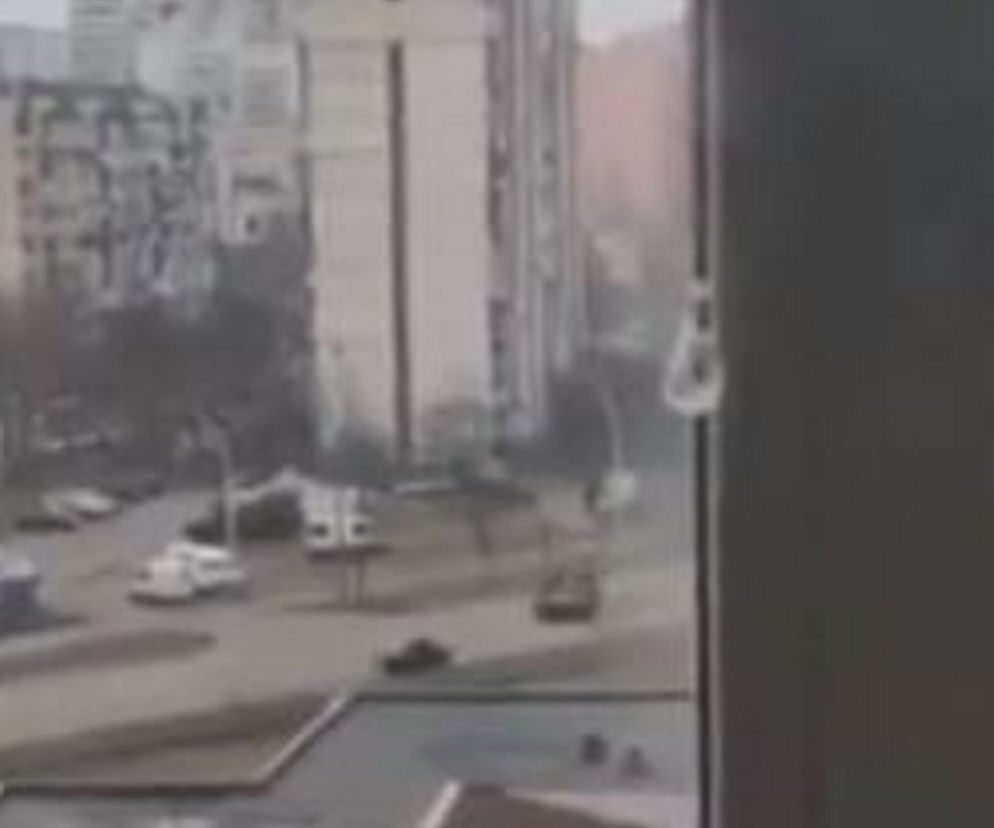 Ukraina. Rosyjskie pojazdy pancerne zmiażdżyły cywilny samochód. Kierowca ocalał! 