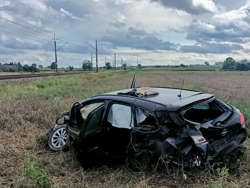 Poważny wypadek w Gronówku pod Toruniem. Auto zderzyło się z pociągiem