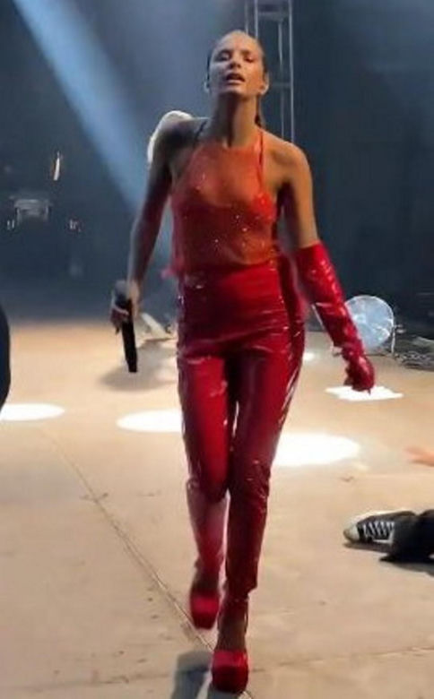 Julia Wieniawa, Britney Spears
