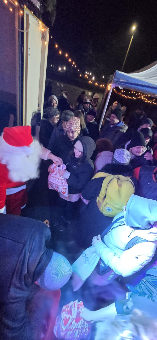 Wigilia w Coffee House Waryńskiego 19. Święty Mikołaj przyszedł do potrzebujących wsparcia