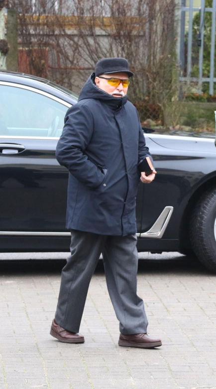 Lech Wałęsa wybrał się do kościoła w ostatni dzień 2023. roku. Tyle dał dziewczynce pod kościołem