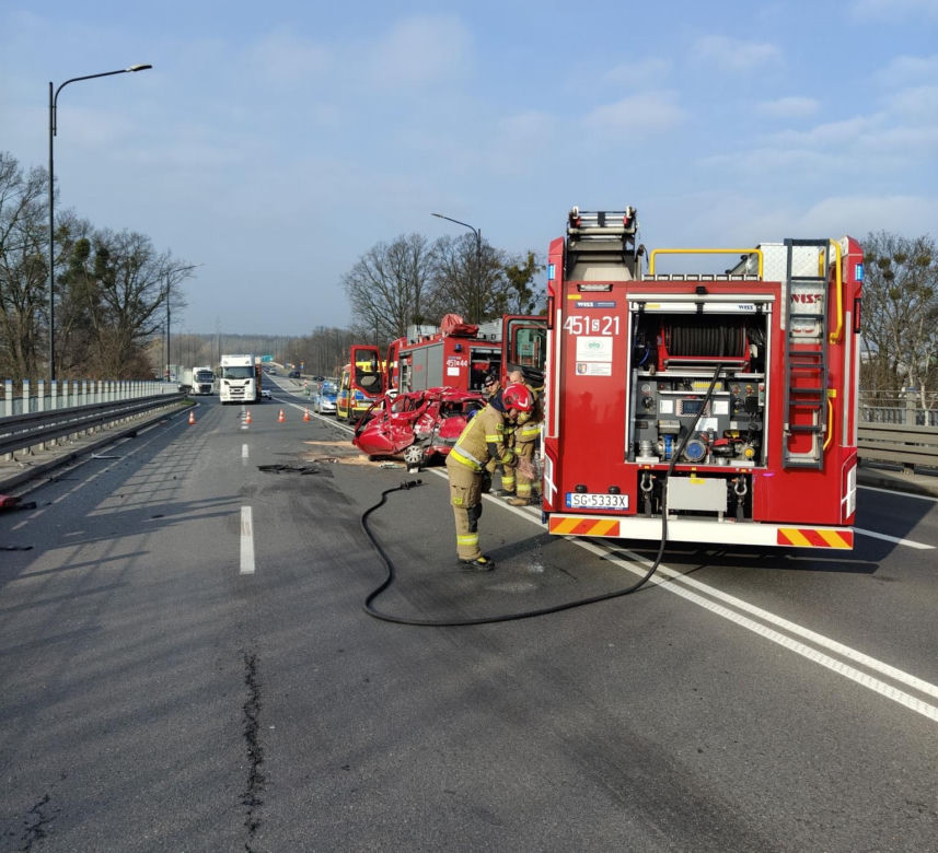 Potworny wypadek na DK88 w Gliwicach. Poszkodowana kobieta walczy o życie w szpitalu