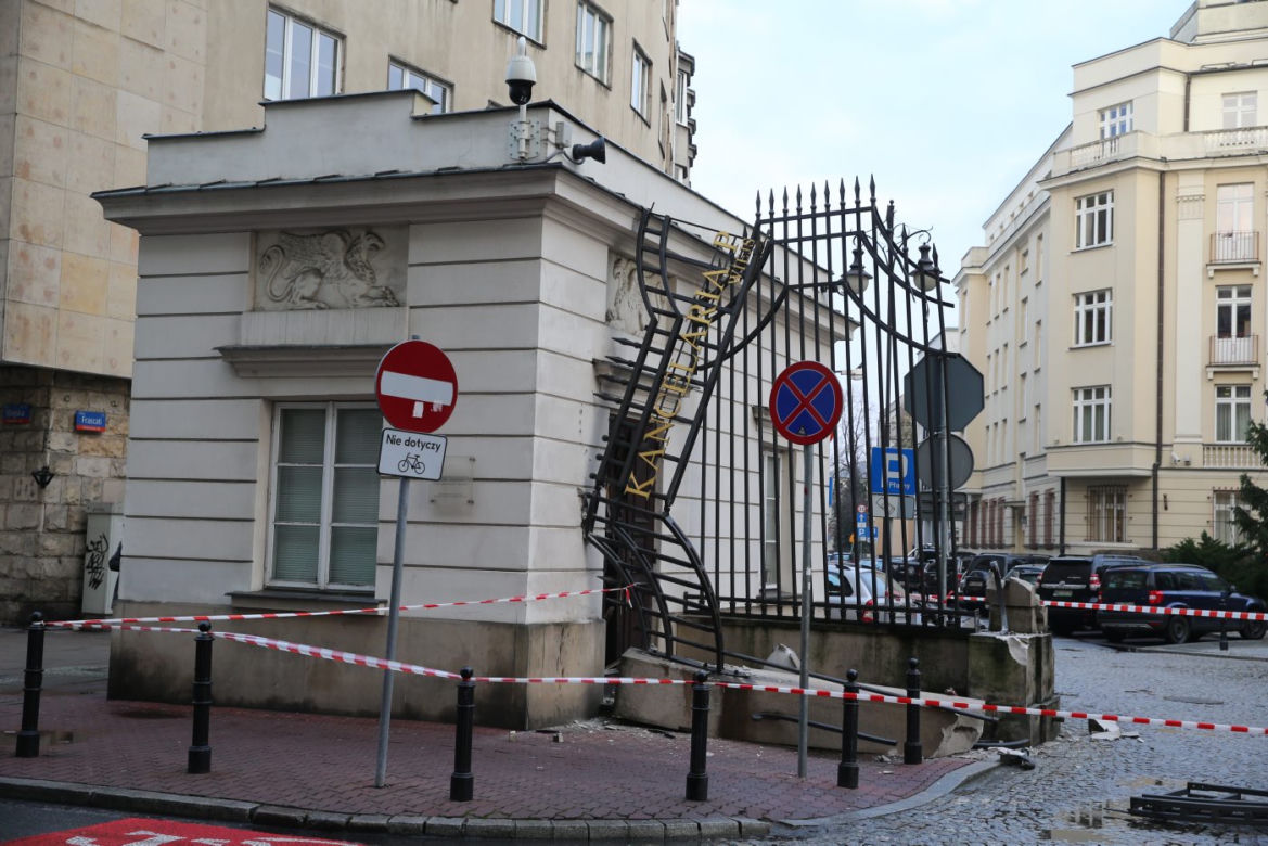 Ciężarówka zniszczyła zabytkową bramę wjazdową na teren Kancelarii Prezydenta