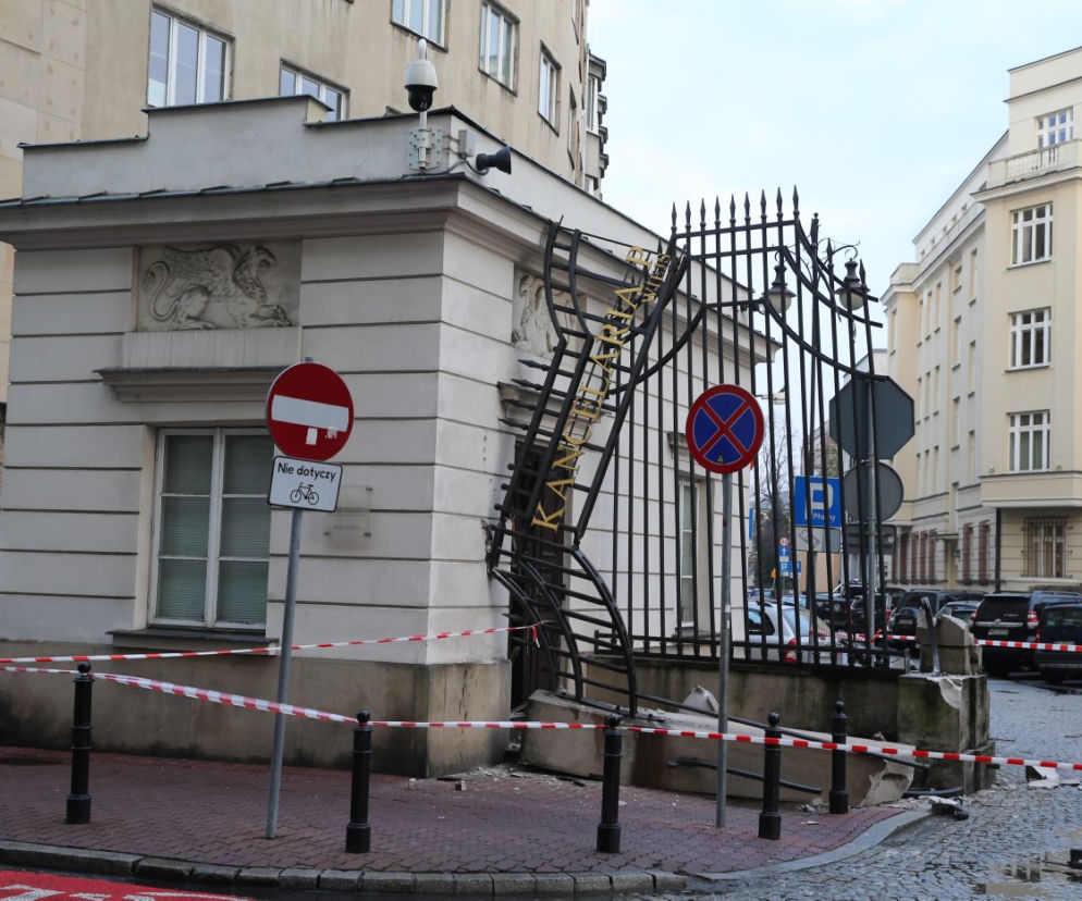 Ciężarówka zniszczyła zabytkową bramę wjazdową na teren Kancelarii Prezydenta