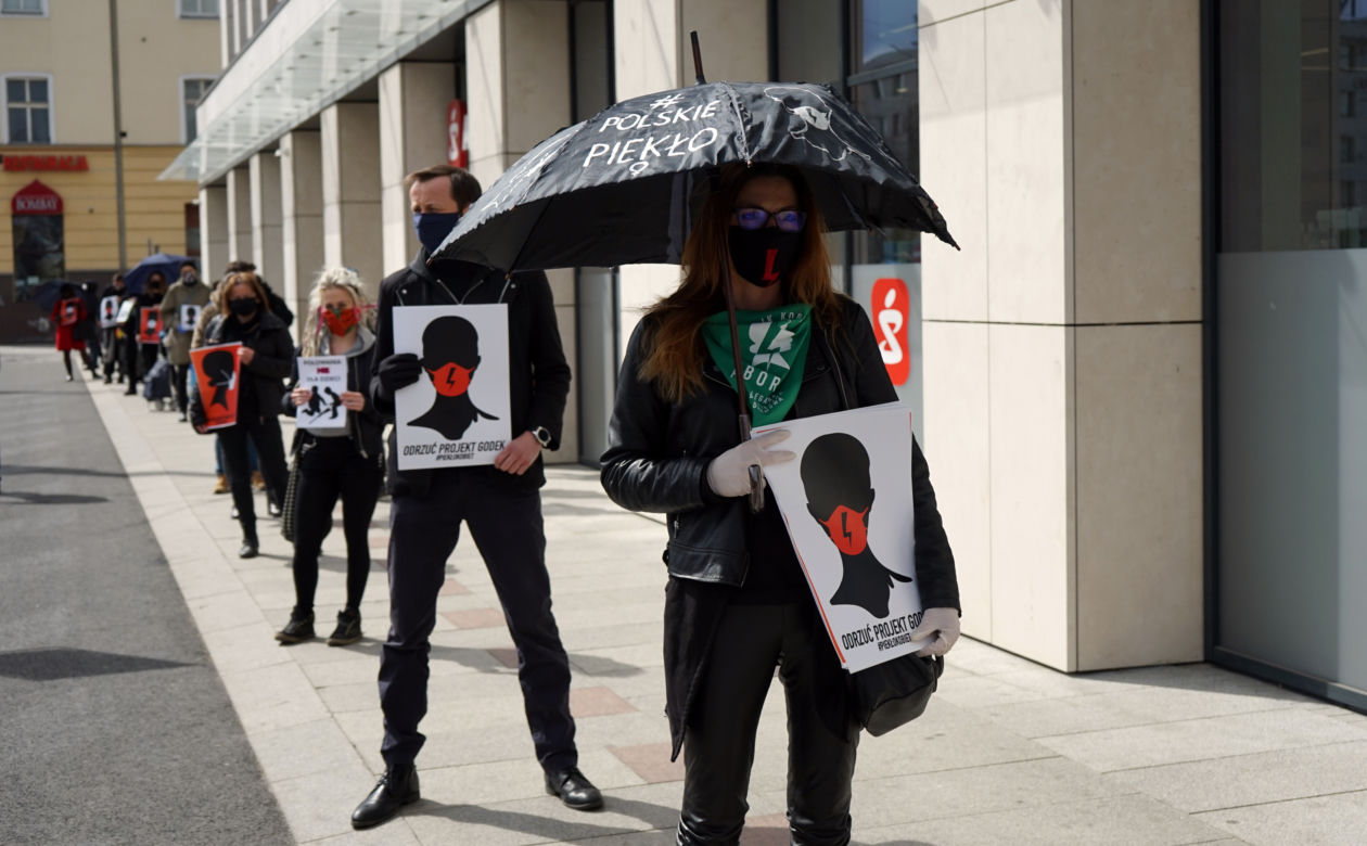 Czarny protest przeciwko całkowitemu  zakazowi aborcji