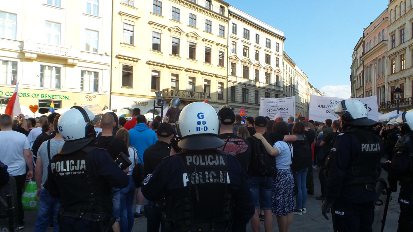 Gigantyczne siły policji zabezpieczały Marsz Równości i kontrmanifestacje w Krakowie