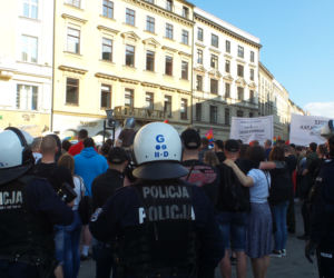 Gigantyczne siły policji zabezpieczały Marsz Równości i kontrmanifestacje w Krakowie