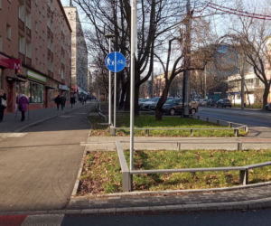 Absurd na ul. Kronikarza Galla. Drogowcy postawili barierki od strony... chodnika!