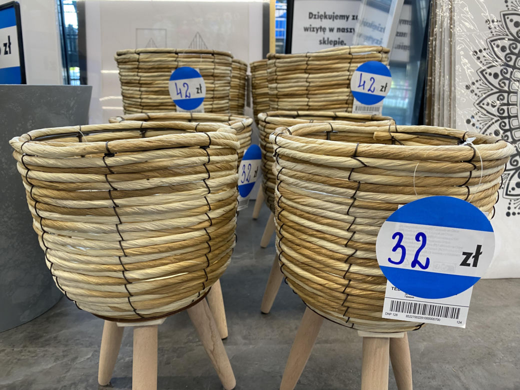 Osłonka na doniczkę. Modele ze znanych sklepów