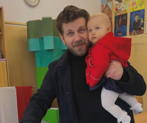 Antoni Królikowski bawi się z córką na śniegu